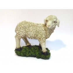 Pecora in piedi in resina su base prato