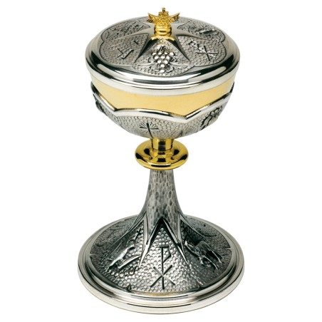 Pisside in ottone argentato con simboli a sbalzo agnello e colomba