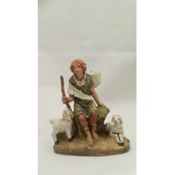 Ragazzo seduto con pecore cm 9,5