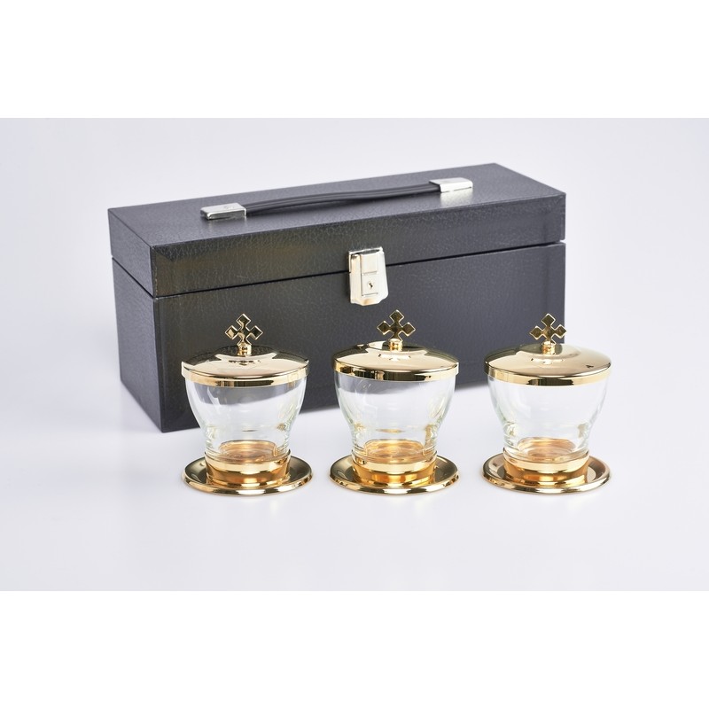 Tre vasetti da altare per oli santi con custodia