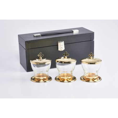 Tre vasetti da altare per oli santi con custodia