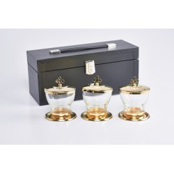 Tre vasetti da altare per oli santi con custodia