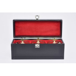 Tre vasetti da altare per oli santi con custodia