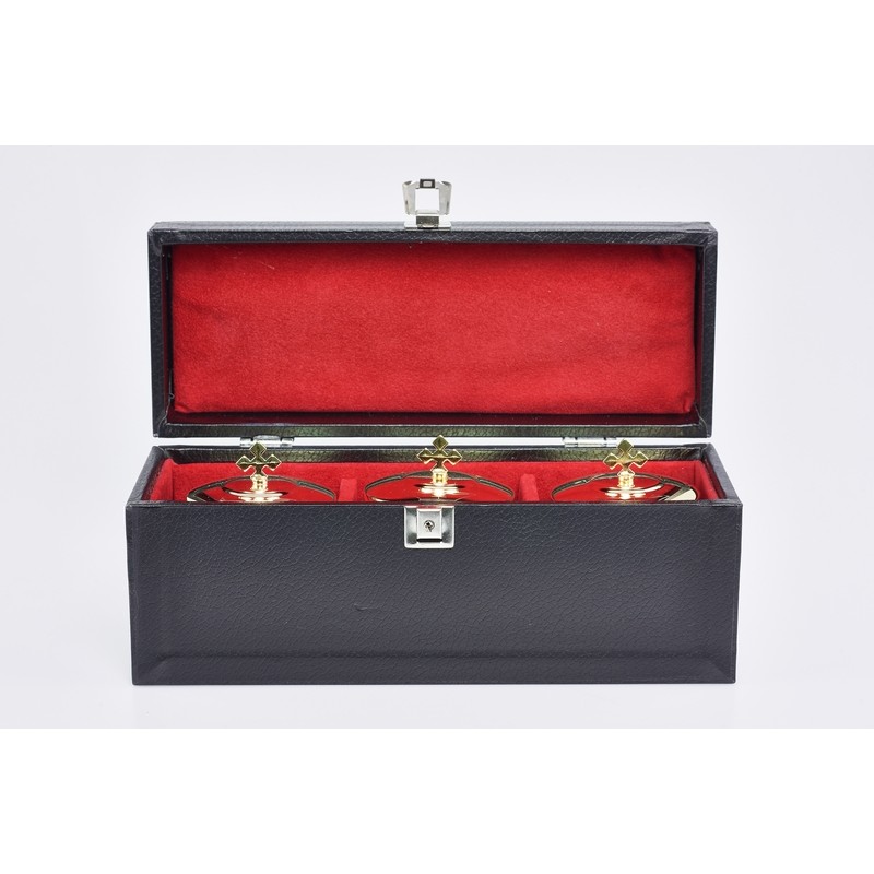 Tre vasetti da altare per oli santi con custodia