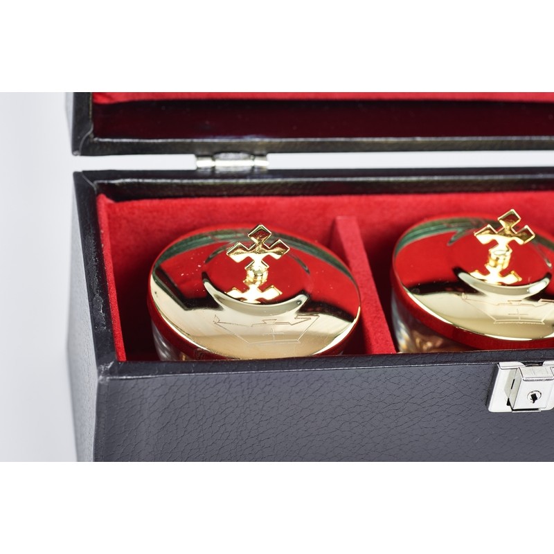 Tre vasetti da altare per oli santi con custodia