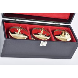 Tre vasetti da altare per oli santi con custodia