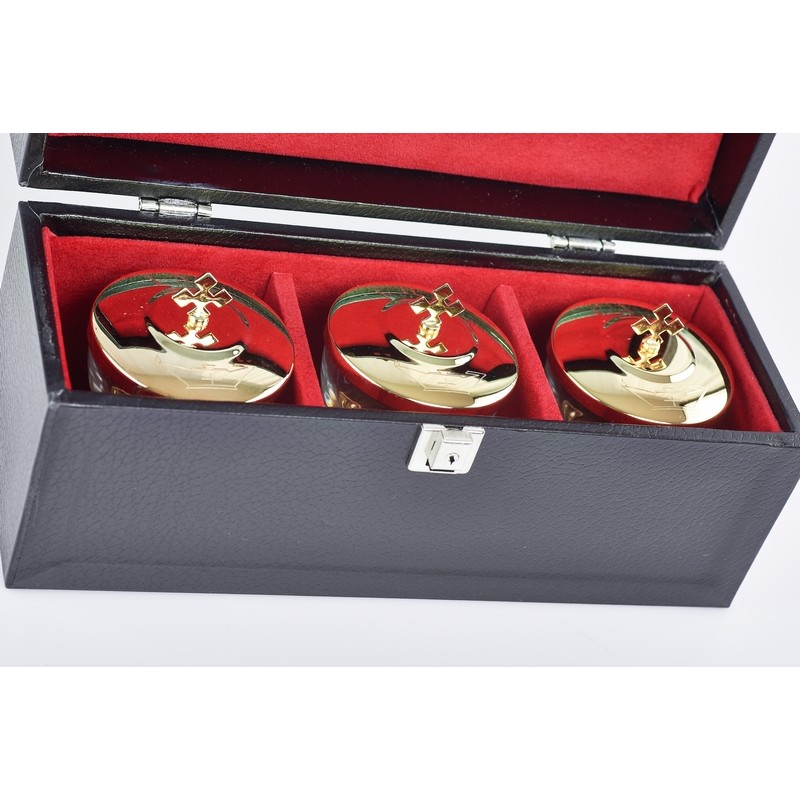 Tre vasetti da altare per oli santi con custodia