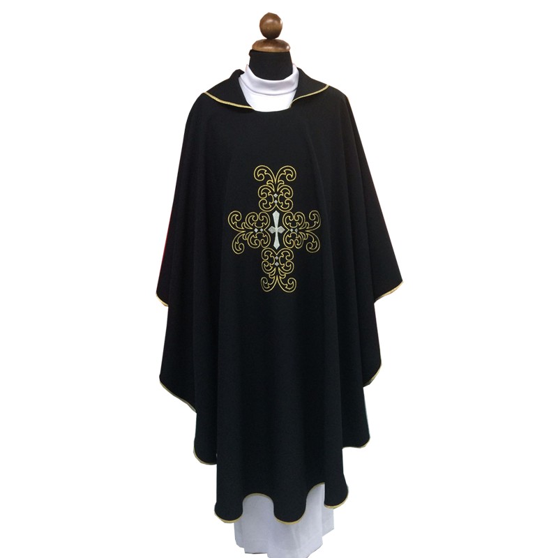 Casula con croce ricamata