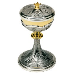 Pisside in ottone argentato con simboli a sbalzo agnello e colomba