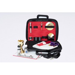 Borsa laptop rigida completa di oggetti per la liturgia