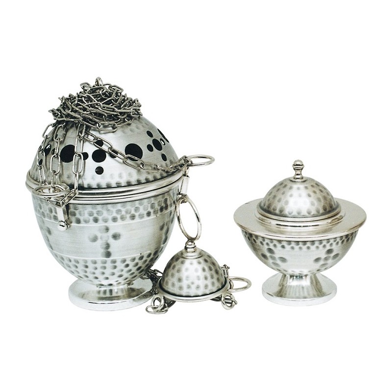 Turibolo e navicella in ottone martellati a rilievo con forma bombata