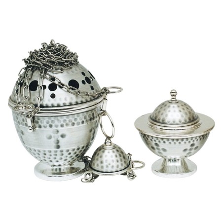 Turibolo e navicella in ottone martellati a rilievo con forma bombata