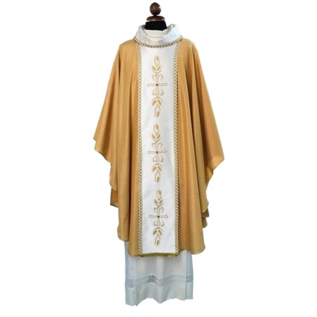 Casula  oro con stolone ricamato arricchito di pietre colorate