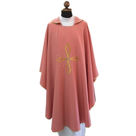 Casula con croce ricamata e pietra brillante centrale in tessuto vaticano