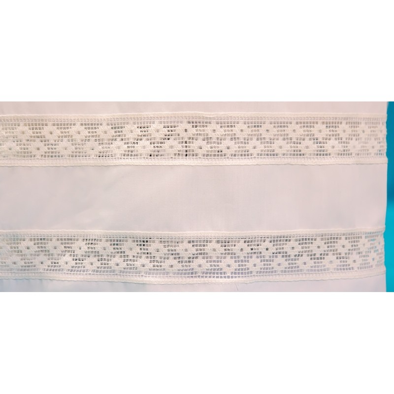 Camice con piegoni e due giri di pizzo sul fondo, in misto cotone