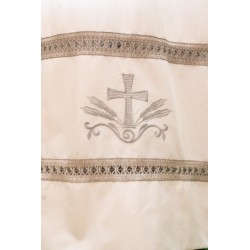 Camice bianco con piegoni e cerniera sulla spalla con gigliuccio