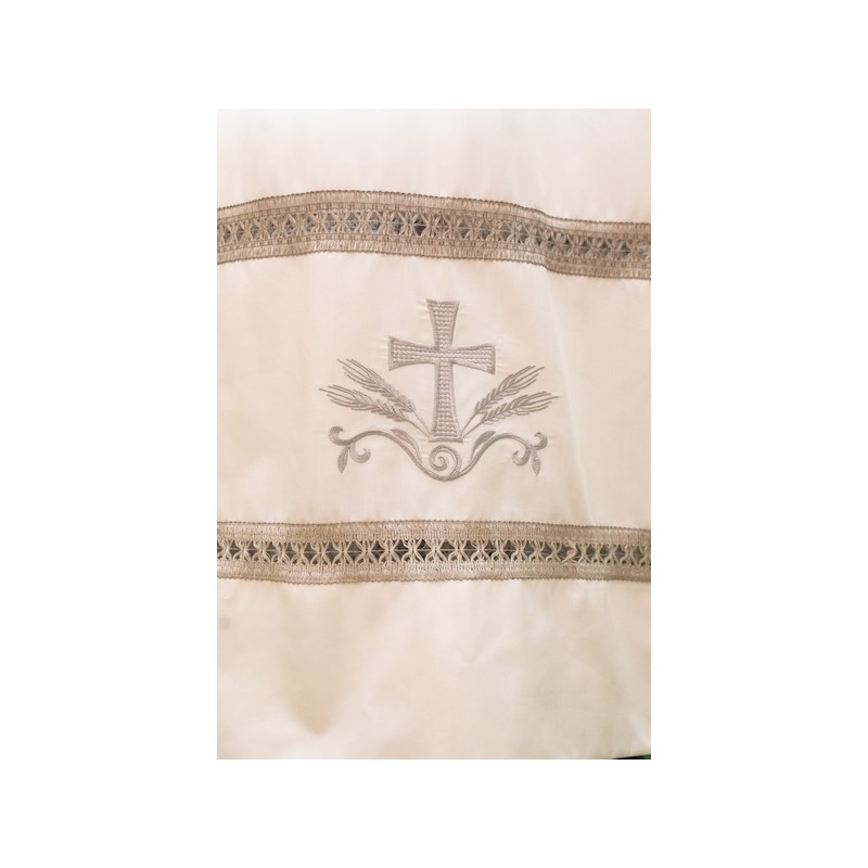 Camice bianco con piegoni e cerniera sulla spalla con gigliuccio