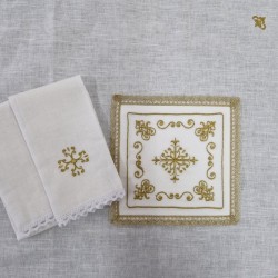 Servizio da messa con croce e ricami dorati in lino