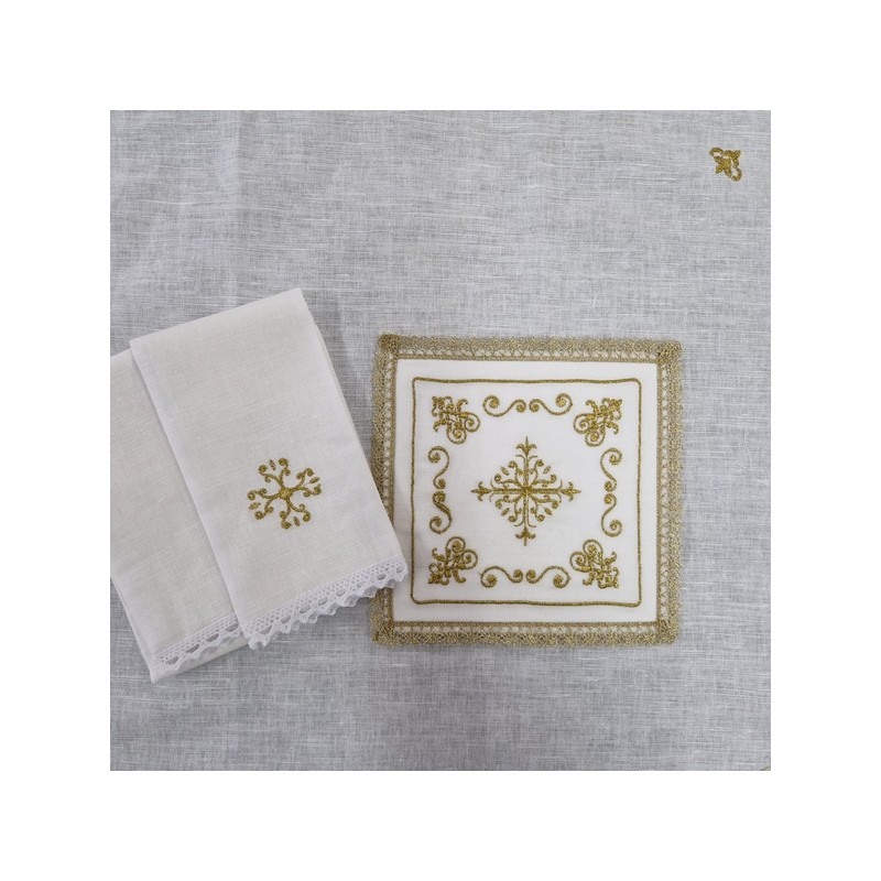 Servizio da messa con croce e ricami dorati in lino