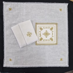 Servizio da messa con croce e ricami dorati in lino