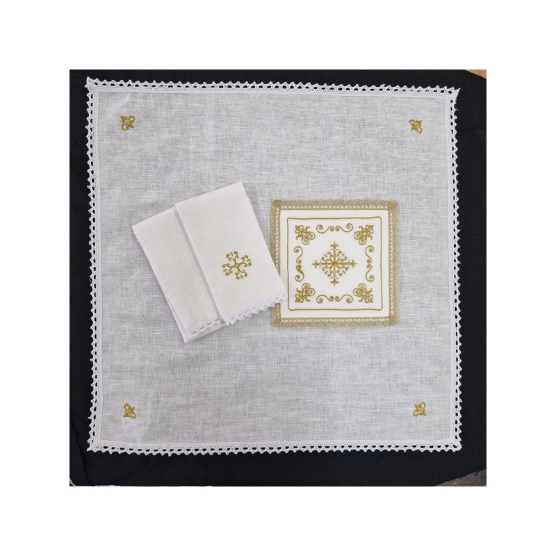 Servizio da messa con croce e ricami dorati in lino