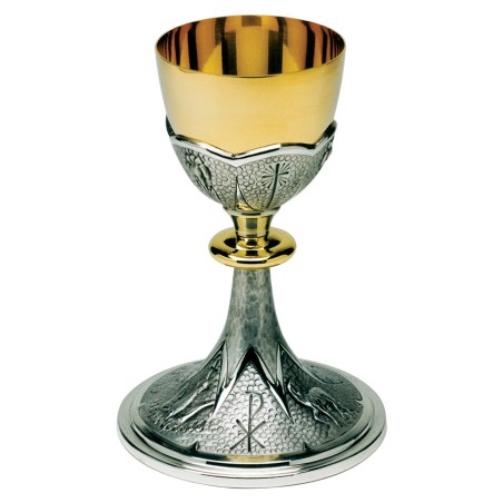 Calice in ottone argentato con simboli a sbalzo agnello e colomba