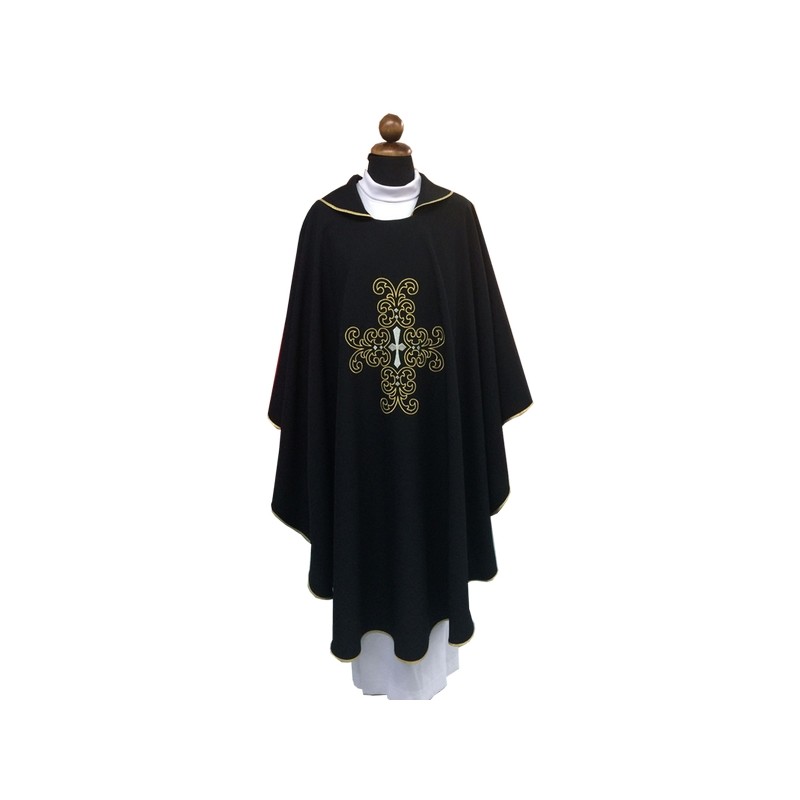 Casula con croce ricamata