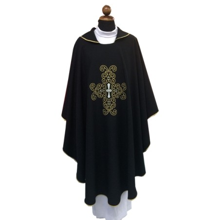 Casula con croce ricamata